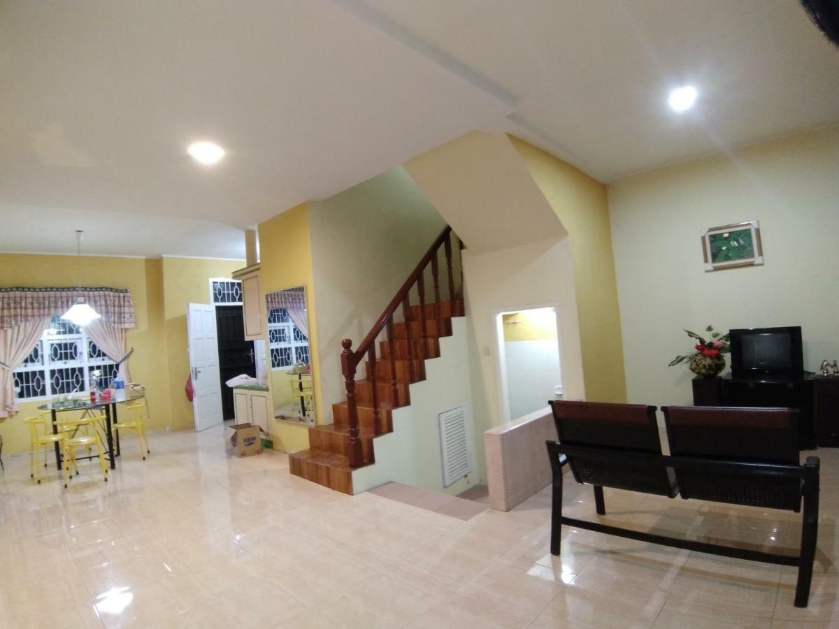 Villa Bukit Indah Brastagi / Berastagi Esterno foto